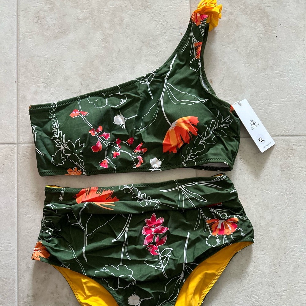 XL cupshe bathing suit. New with tags in bag.